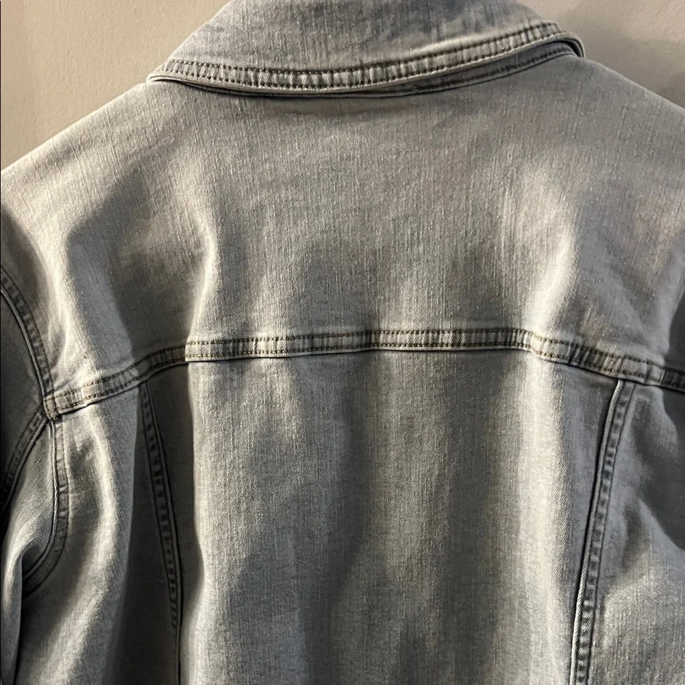 Women's Light Wash Jean Jacket with Frayed Hem - Picture 7 of 7